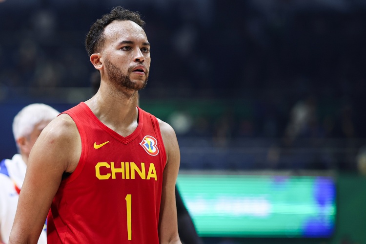 真挚的祝福！祝男篮首位归化球员李凯尔32岁生日快乐！